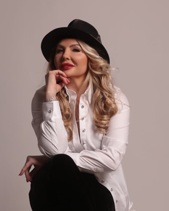 Olena Yantsova, współzałożycielka Gangsta Lasers, w białej koszuli i czarnym kapeluszu
