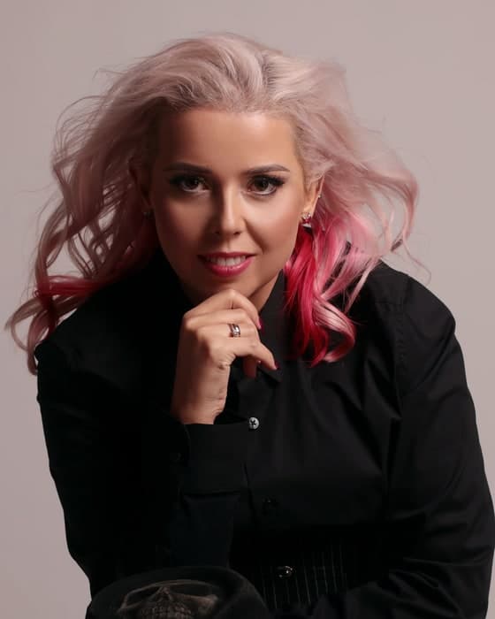 Justyna Grondke-Trąbska, współzałożycielka Gangsta Lasers, w czarnej koszuli, z kapeluszem w dłoniach